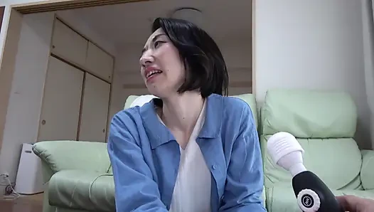 A121B09 Visit to the wife's home! With my own vibrator, I shouted, "No! No!" A slender wife dyes her white bare skin red and begins to feel pleasure!