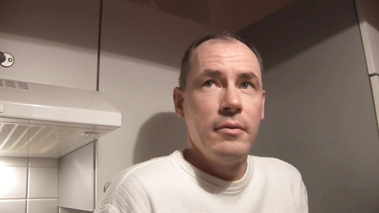 สาวผมบลอนด์แหกขาขณะที่เธอโดนควยใหญ่ยักษ์เย็ด