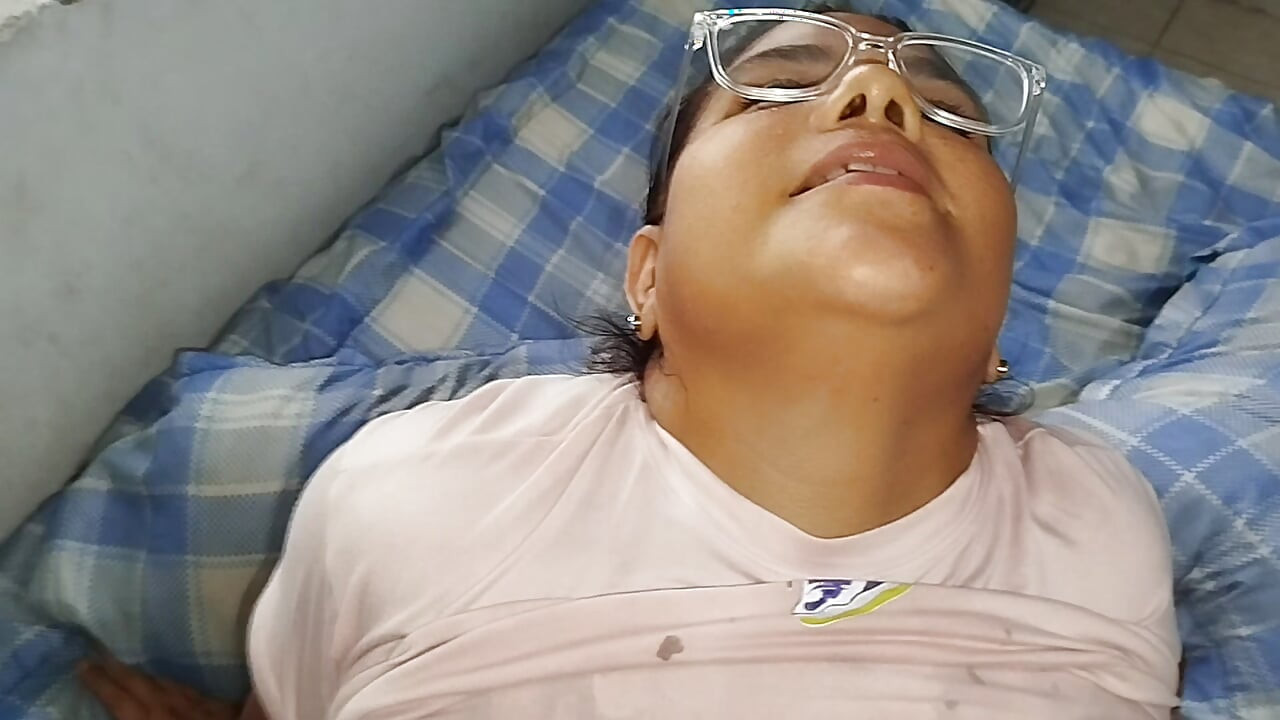 मेरी घृणित पड़ोसन आती है और मेरी चूत चोदने के बाद मेरे स्तनों पर वीर्य डालती है। वह मेरे बॉयफ्रेंड से बात करने आती है, लेकिन खत्म होती है