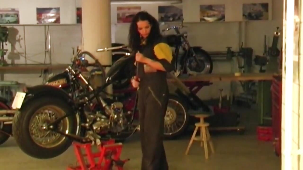 Devils dolls 02 - Domi masturbate in garage