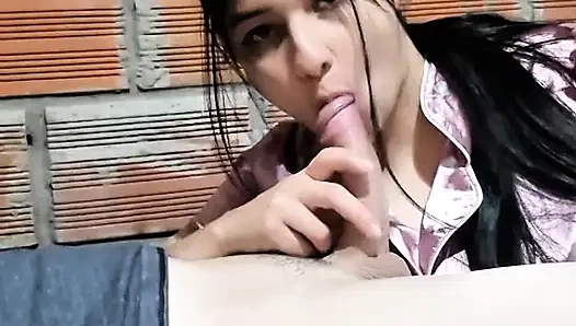 Pornodarstellerin lutscht meinen großen schwanz