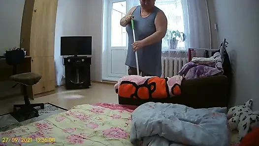 Temizlikçiye mastürbasyon yapıyorum ve sonra onu sikiyorum