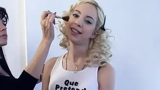 Wajah sindy si cewek imut latina rambut pirang dientot habis-habisan sama dua kontol besar