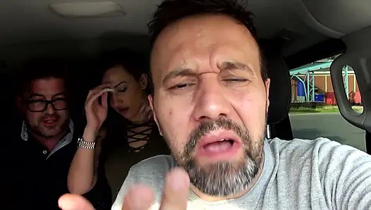 Lilly fox didobel penetrasi di mobil saat lagi seks threesome