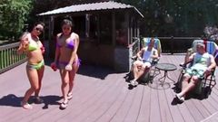 3-way pornô - orgia em grupo vr à beira da piscina em público 360