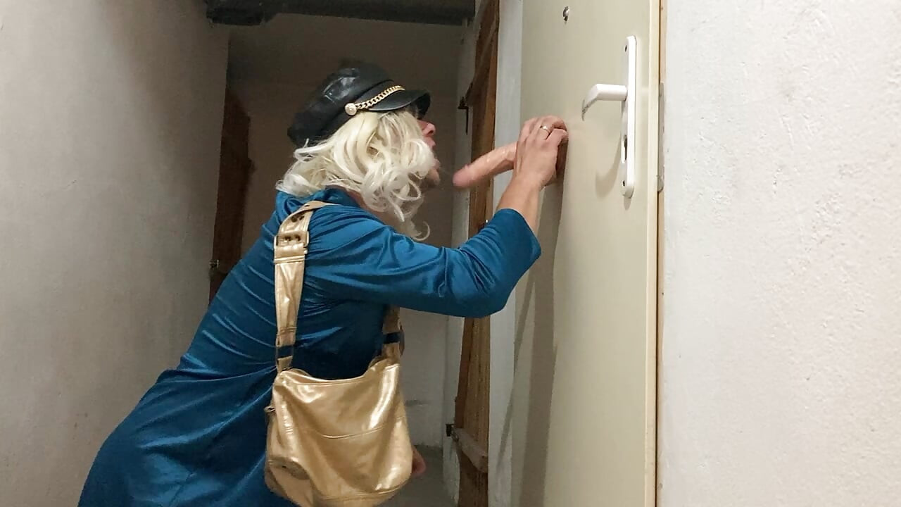 女装家が地下室でディルドを見つける