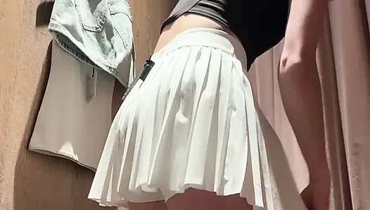 Crot di dalam ruangan ganti baju!! Berharap aku tidak ketahuan!