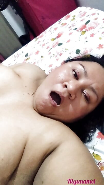 Hiyunamei evde erkek arkadaşı olmadan tek başına eğlenmeyi seviyor