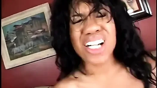Cewek kulit hitam nyepong kontol besar pria kulit putih sampai tenggorokannya