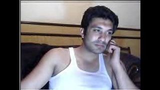 Пакистанский парень Farhan дрочит перед вебкамерой