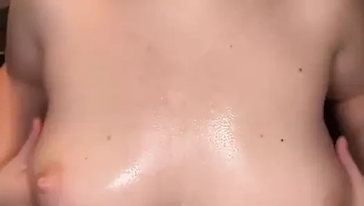 Yağlı büyük göğüslerimi ovuyorum