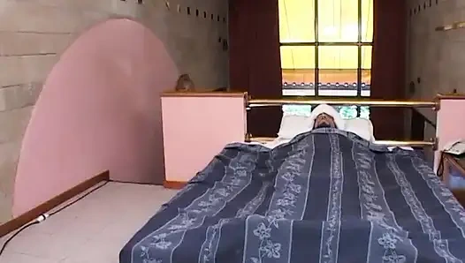 Yüksek topuklu olgun sürtük sevgilisini sikiyor ve götünü siktiriyor