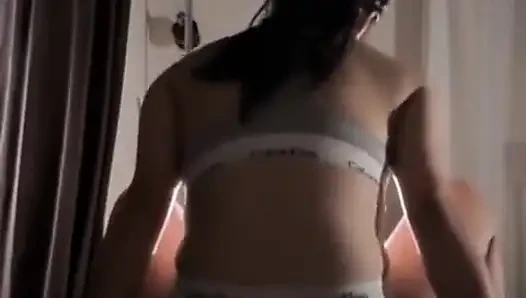 Celah Terbesar Memperlihatkan Seorang Gadis Serius Kehilangan Kendali saat Kedekatan Sepanjang Malam Terungkap ke-4