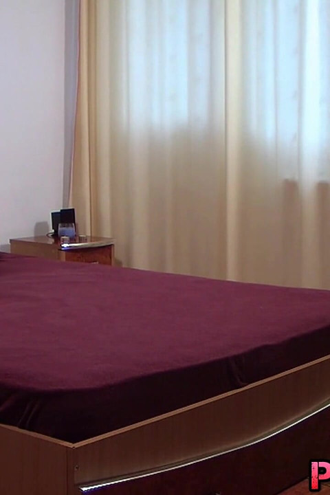 Futând o fată învelită în ciorapi