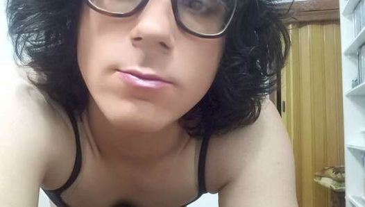 Nieuwe mietje travestiet Lara White die lippenstift aanbrengt, make -up op schattig gezicht, sexy lichaam. hete femboy, shemale, tranny.