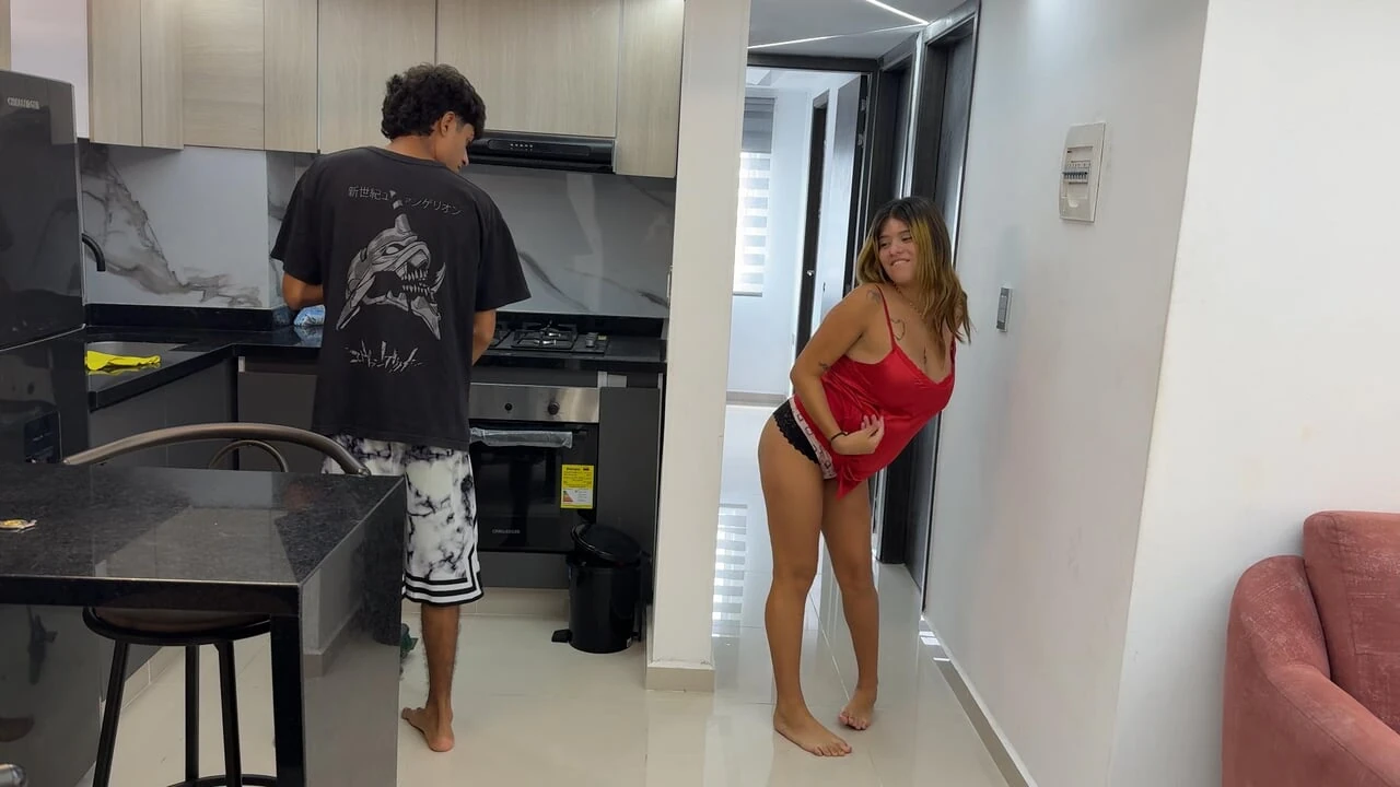 我怀孕的继妹开始匹配我，作为我狠狠地操她并射在她的奶子上的借口。