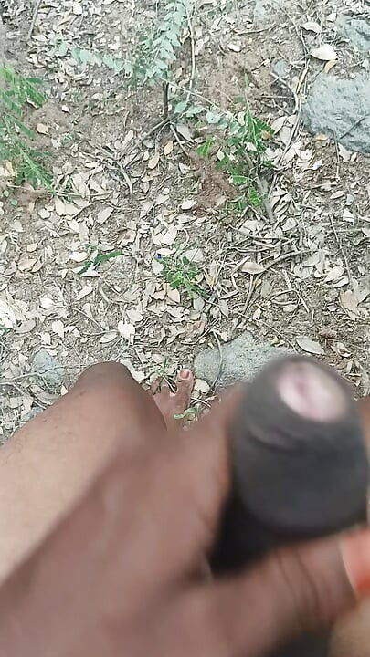 Băiat din satul tamil care se expune în pădure în bătrâne