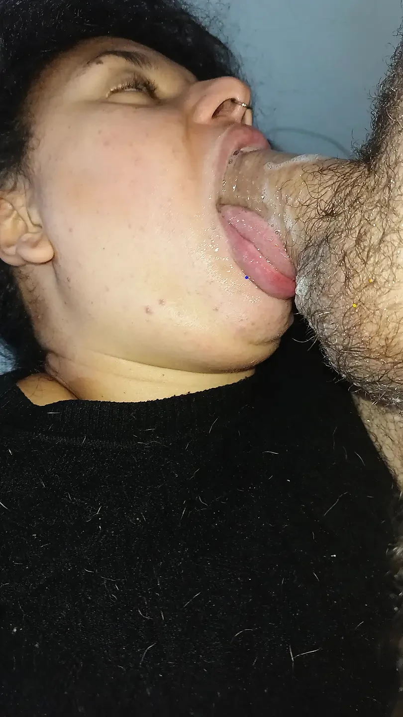 这个荡妇的2次中出，她被射在嘴里和脸上