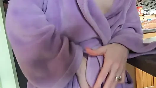 Tante seksi nyepong kontol sebelum dientot di meja konter dan crot di pantat