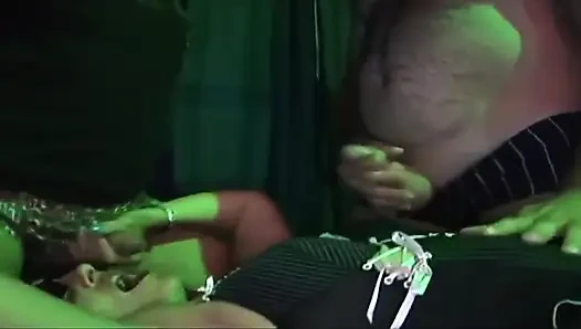 Wanita dewasa rambut cokelat di-gangbang sampai menganga lebar di pesta seks liar