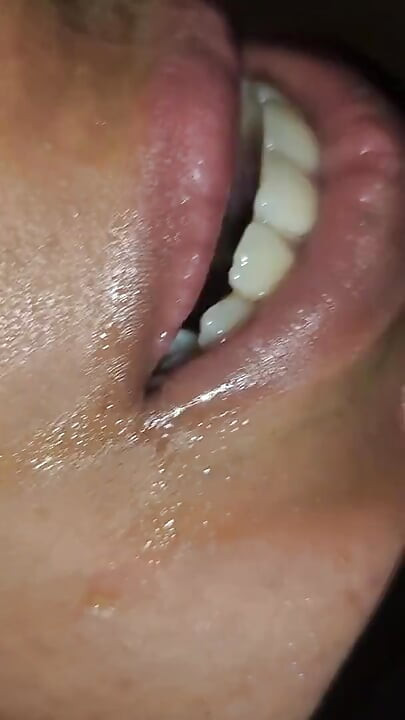 私の奴隷はスパイダーマンの真似をして、ミルクが喉を伝うまで逆さまに立っていました