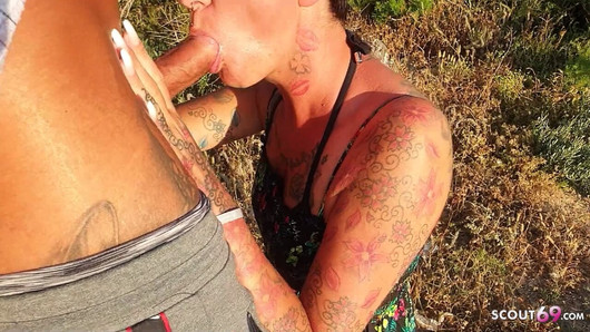 Verkliga tyska mogna par utomhus kissa och knulla på semesterresa nära stranden