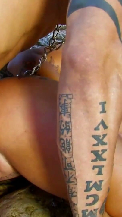 Super gostosa morena de verdade, dona de casa amadora com tatuagens e peitos grandes é fodida em uma praia por um cara dotado para um orgasmo | Clipe 3