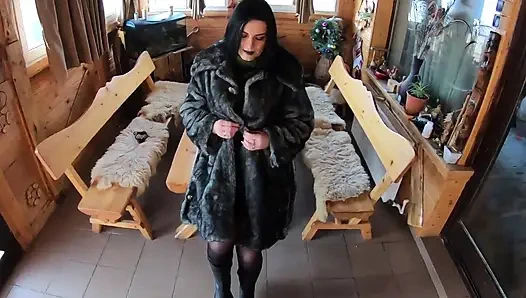 Pelacur elegan dengan bulu dientot habis-habisan di atas meja kayu sampai dicrot dua kali