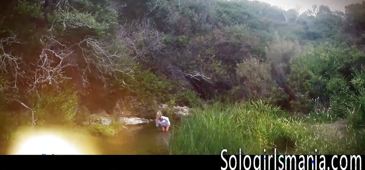 سكارليت ريد تمارس العادة السرية على كسها