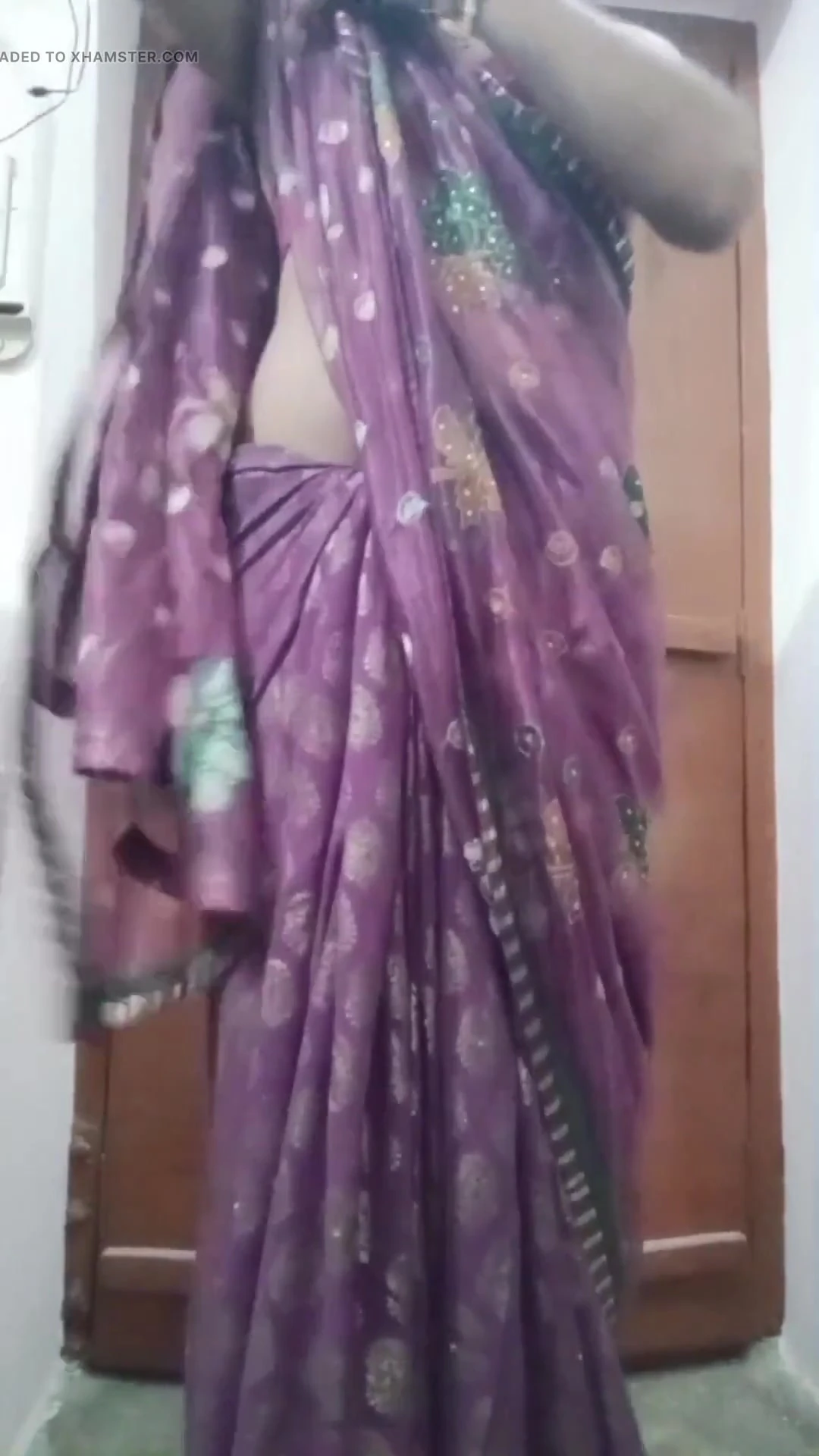 Hintli eşcinsel travesti alt Gaurisissy büyük göğüslerine baskı yapıyor ve ağır jwellery ile mor sari içinde oynuyor