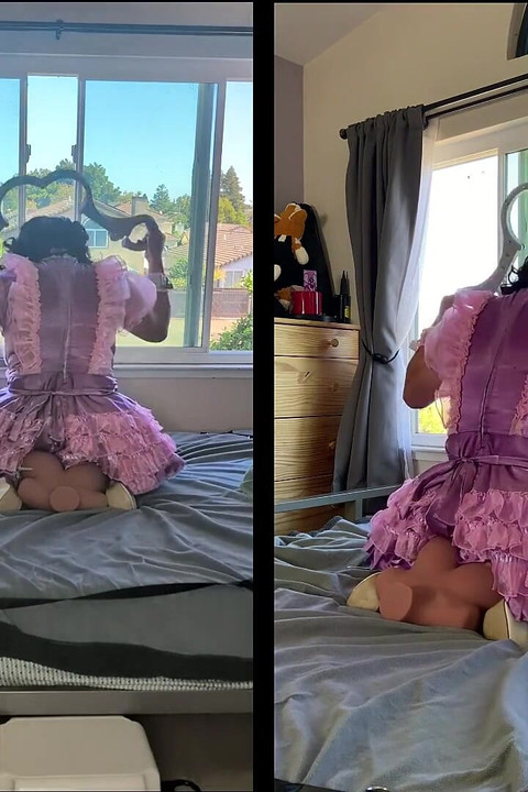 Ružičasta satenska sissy sobarica jaše svoju seks lutku dok je zaključana