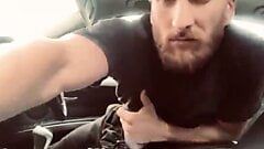 Masturbare rapidă în mașină și o încărcătură dezordonată