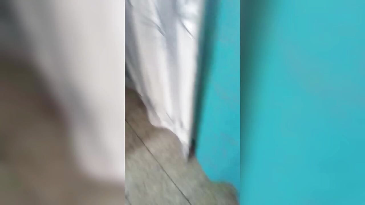 Eu encontro a garota magra da minha meia-irmã no chuveiro