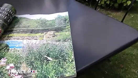 Seksi esmer kocası izlerken azgın adamla ateşli seks yapıyor