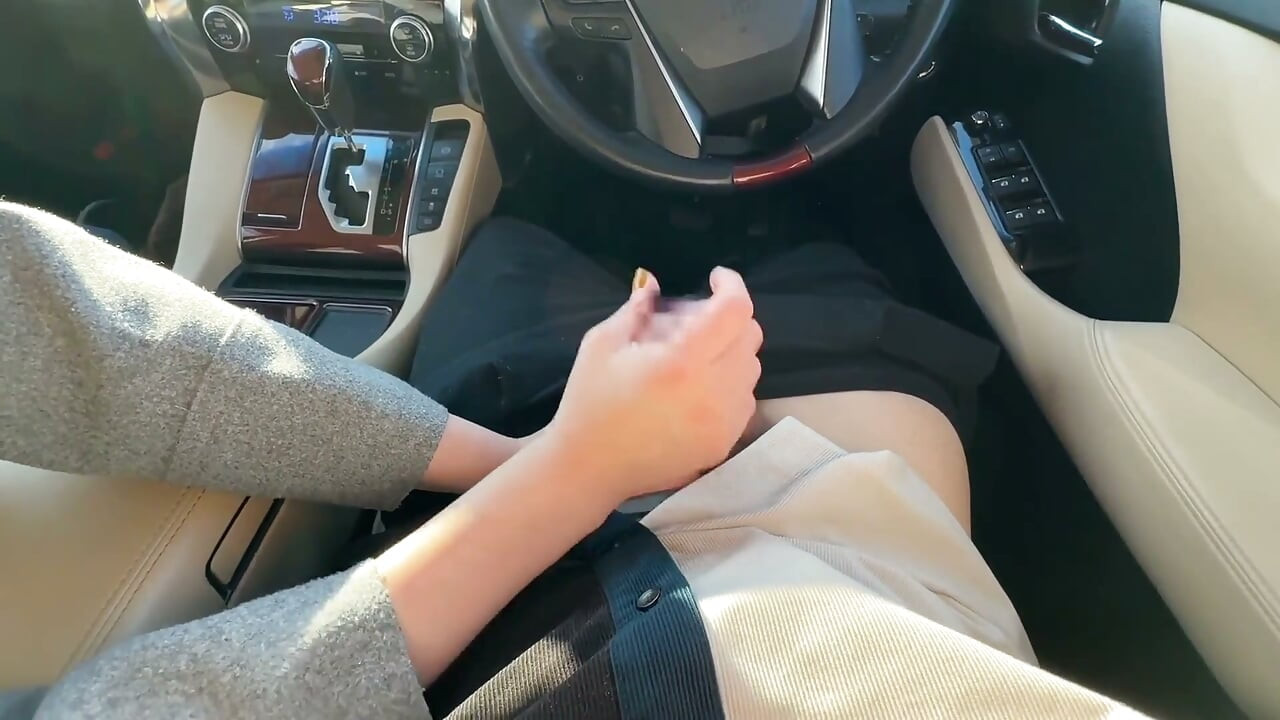 一個美麗的已婚婦女，即使在工作時也能用手和嘴取悅你。