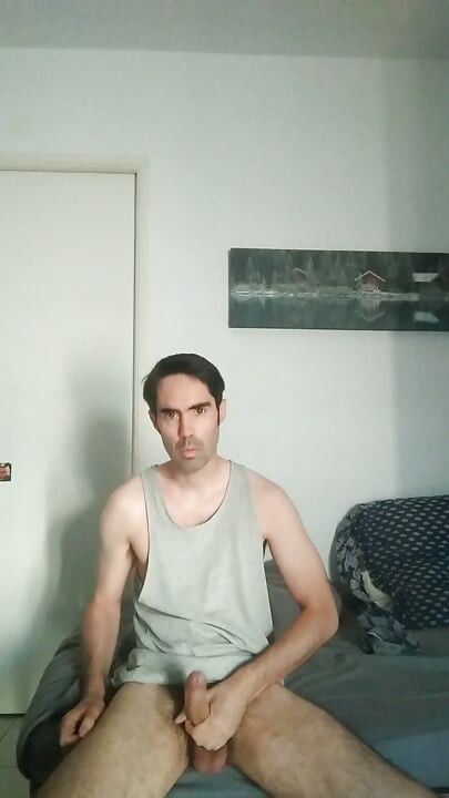 masturbates looking for a mature and beautiful woman with beautiful generous curves woman with ordinary madness of the general council size 24 cm.