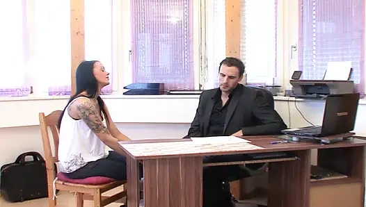 Pelacur Jerman bertato telan sperma di kantor