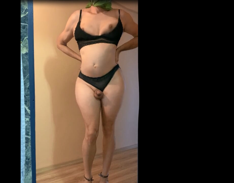 大きなお尻とミニペニスのフェムボーイ