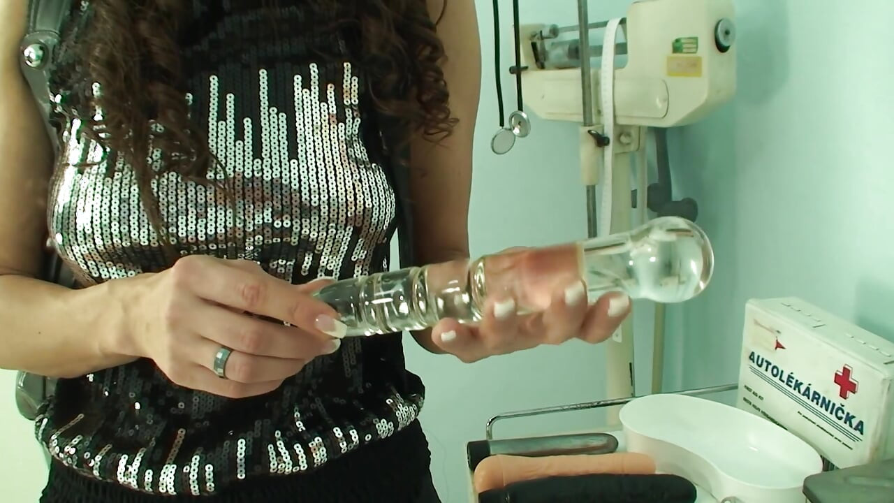 Η Brenda καυλώνει στο γιατρό της και αφήνει τον εαυτό της να γαμηθεί στο κρεβάτι του ασθενούς