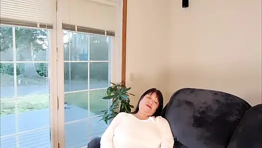 Наслаждаясь как моей задницей и волосатой киской