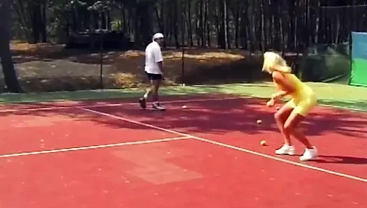 Sarışın yarak emiyor sonra tenis kortunda sikiliyor