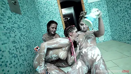 Girls Likes to Be Wet & Mesy