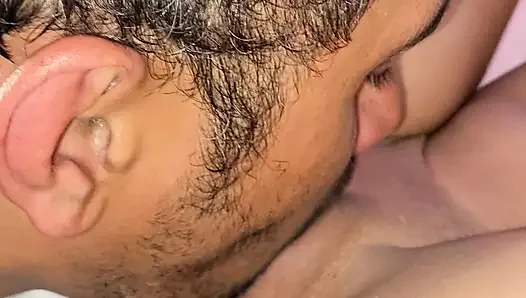 Meine kolumbianische Stiefschwester wird richtig und ich spreize die Beine, um meinen Penis in sie zu stecken