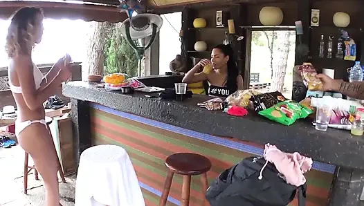 Sinnliches brünettes wildes dreier-abenteuer am pool