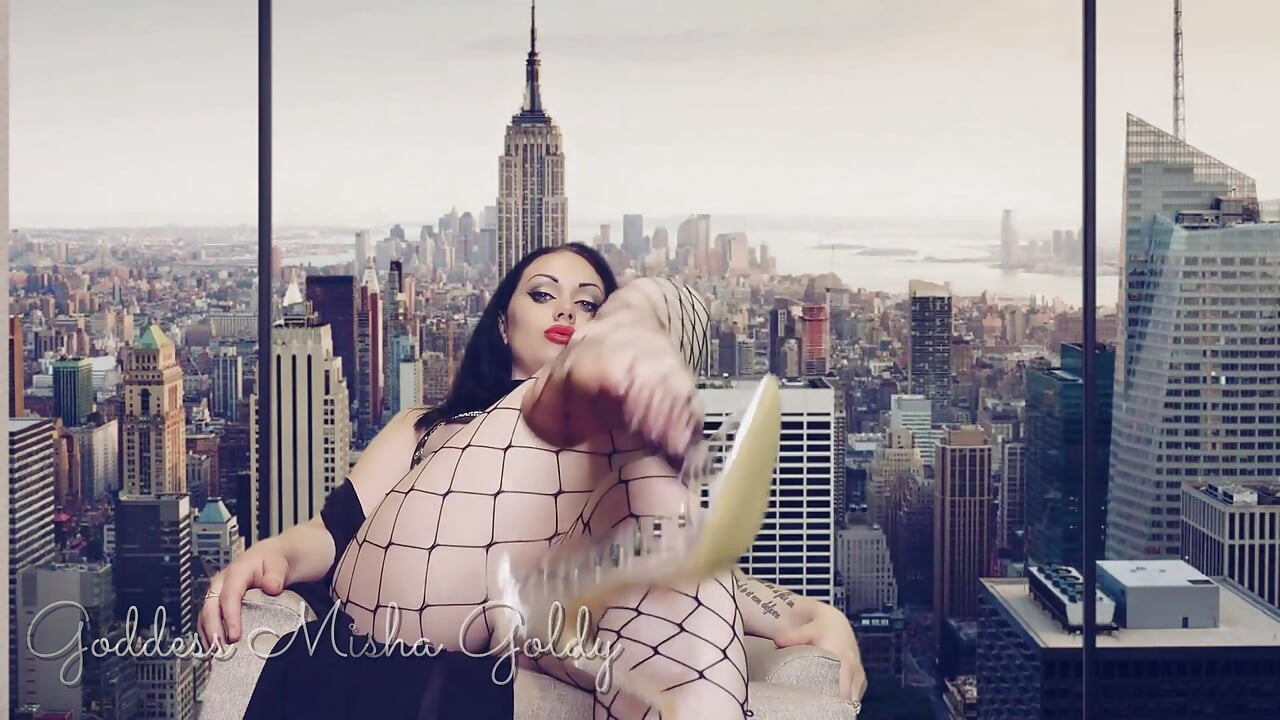 Yeni yüksek topuklu ayakkabılarıma hayran kalıp eğilmene izin vereceğim!