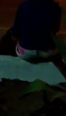 Nalgona perfecta esperando bus