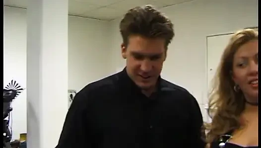 Sarışın olgun yarağını emiyor