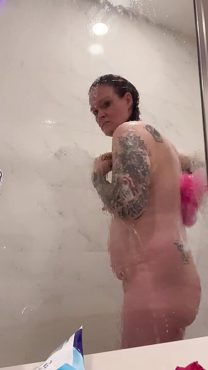 Дивіться, як я приймаю душ, пещу пальцями мою кицьку, ділдо та сквірт