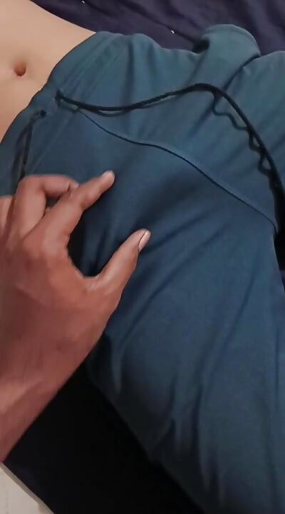 Encontre-se depois de um longo tempo e tocando meu pau sem cortes das minhas melhores amigas