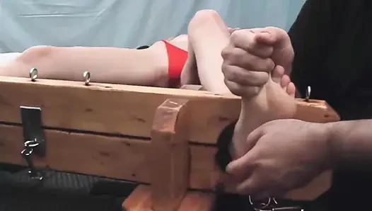 Holly Is Snooped глупо и щекочут, часть 1 из 2 - тайные руки щекотка Holly заставляет ее хихикать и потерять дыхание